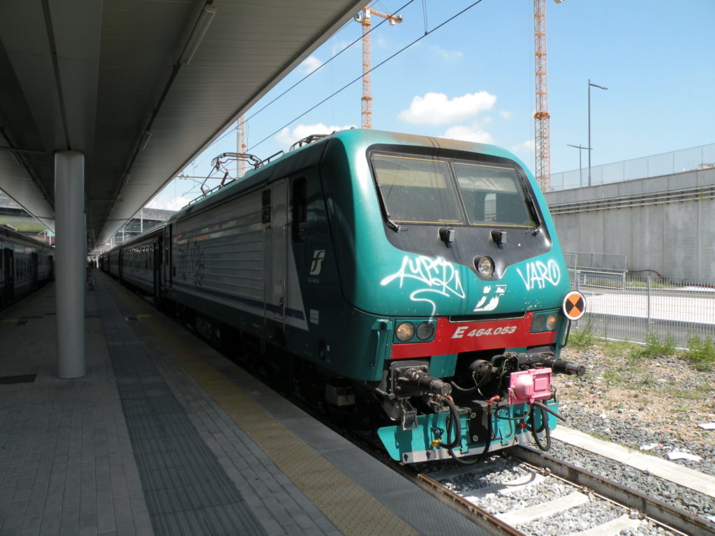 スルモーナ行きの快速列車