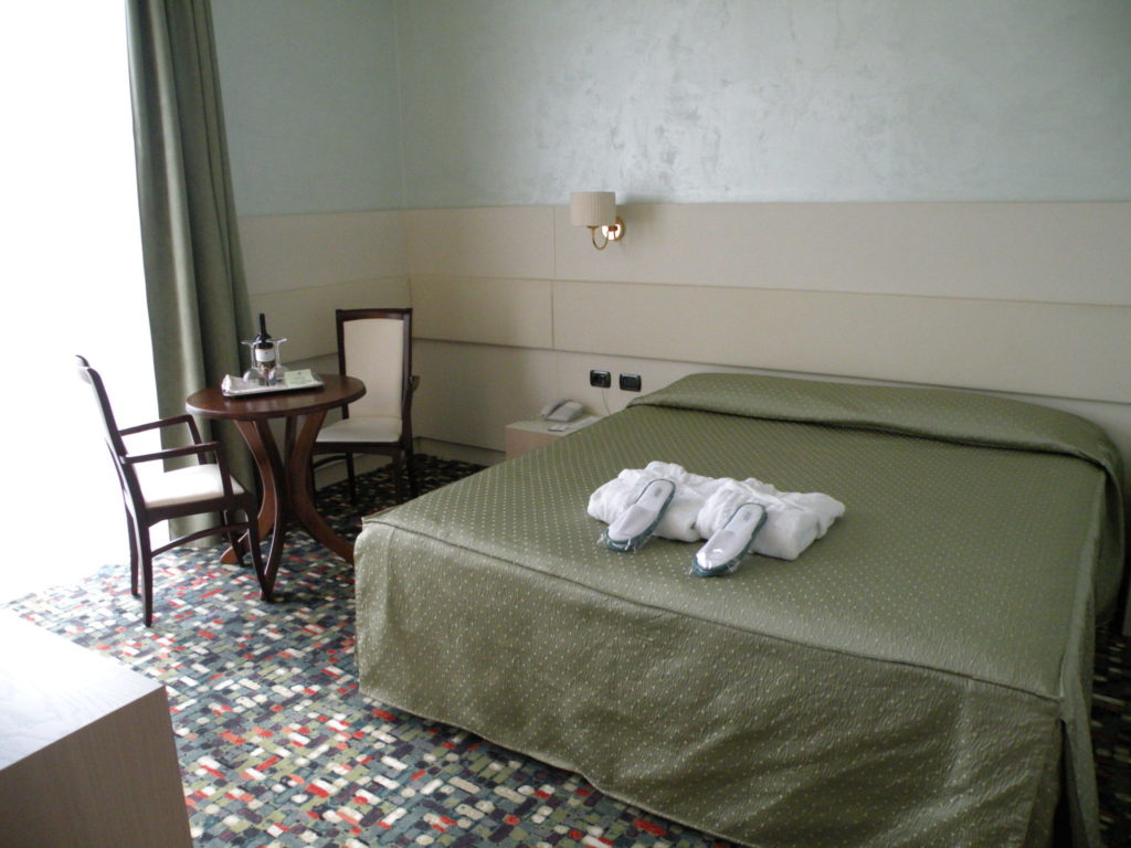 イタリア・スルモーナのホテル客室